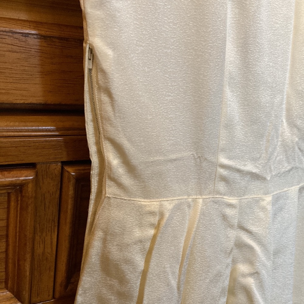 Handmade 1960’s Wedding gown. Mint condition. Worn 1 time. No stains or flaws. - Picture 15 of 16